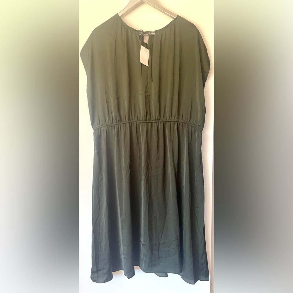 NWT H&M OLIVE PULLOVER LIGHTWEIGHT ELASTIC WAIST OPENING AT FRONT SIZE 2XL